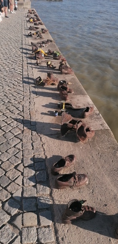 Topánky na Dunajskej promenáde