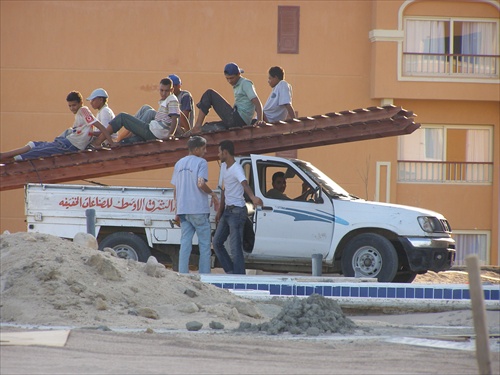 STAVBÁRSKA ČATA (HURGHADA)