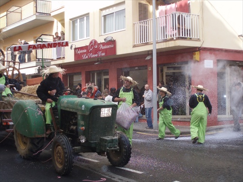 karneval plny konfiet