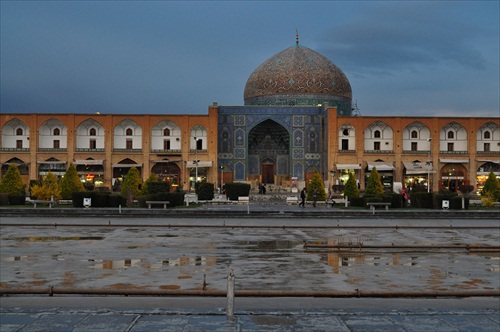 Masjed-e Sheikh Lotfollah po daždi...