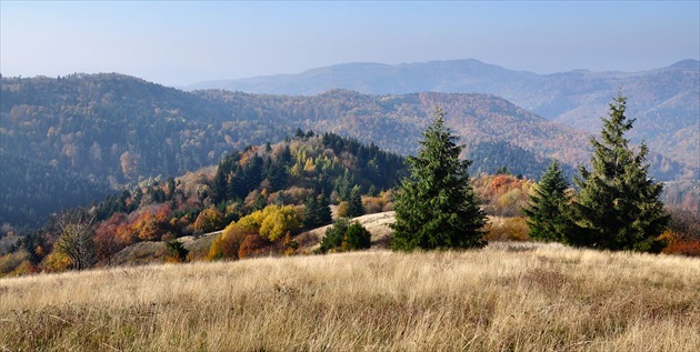Pohľad do jesenného údolia