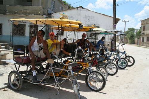 Bici-taxi cakajuce na zakaznikov