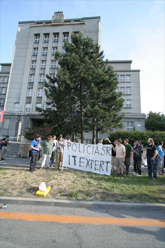 Protest proti nekompetentnym IT zasahom policie