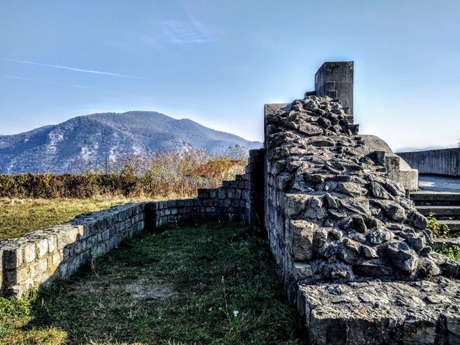 zrúcanina románskeho kostolíka 