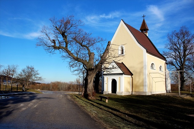 Pustý kostolík vo farbe