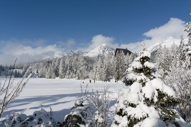 Zamrznuté Štrbské pleso.