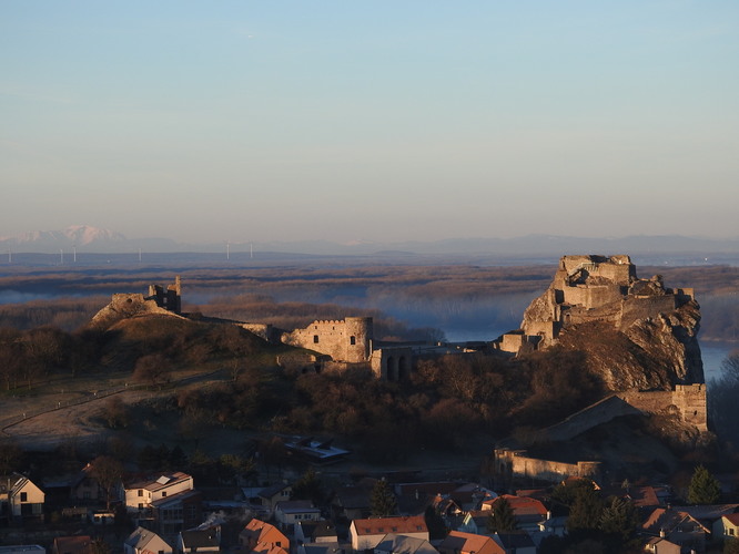 Devín, v pozadí Schneeberg