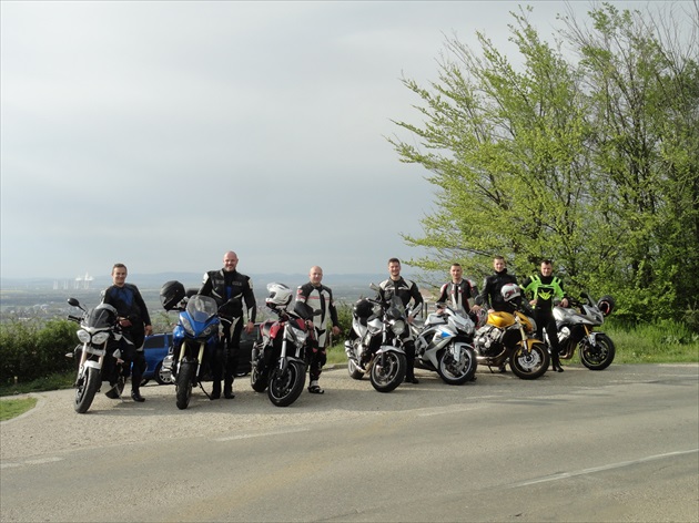 partička motocyklistov - na vyhliadke Šianec - Hlohovec.