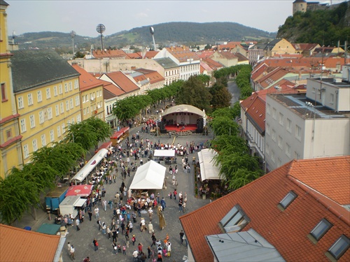 Z veže hodín, ktoré smutne bijú...