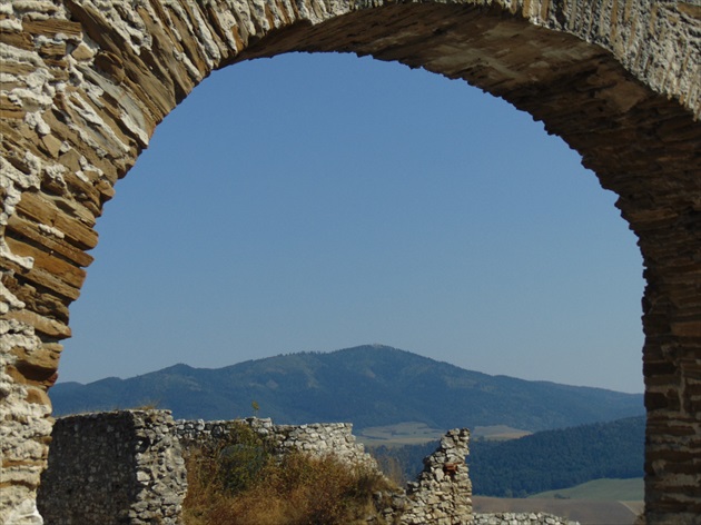 Spišský hrad - kopček v diaľke.