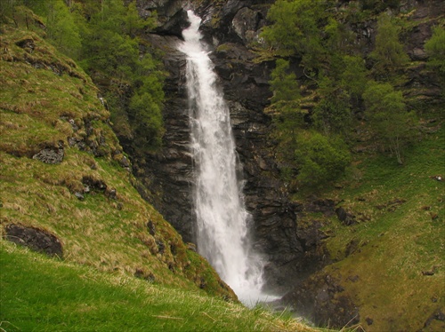 vodopád nad dedinou loen