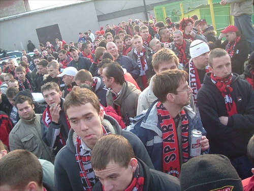 Cakanie na vstup na stadion