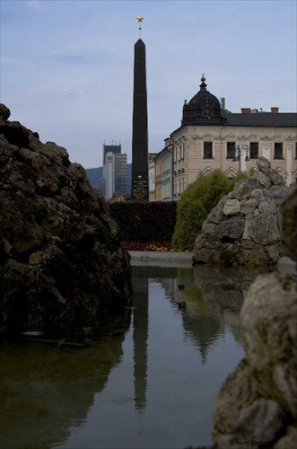 Čierny obelisk na námestí Slovenského národného povstania v BB