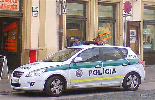 policajt na občerstvení,vozidlo na zákaze zastavenia!