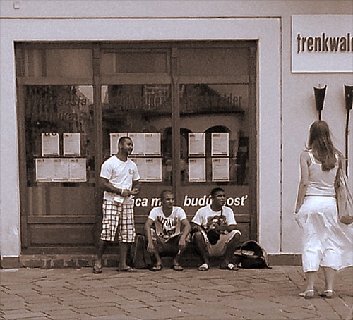 tlupa rumunských cigánov v historickom centre mesta