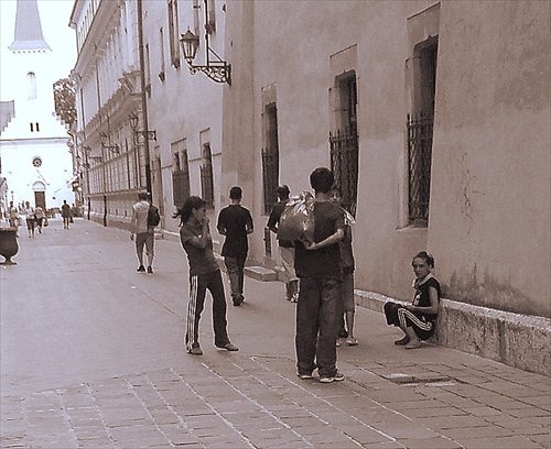 cigáni,výtržníci v historickom centre mesta