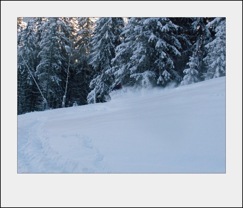 maskovaný snowboardista