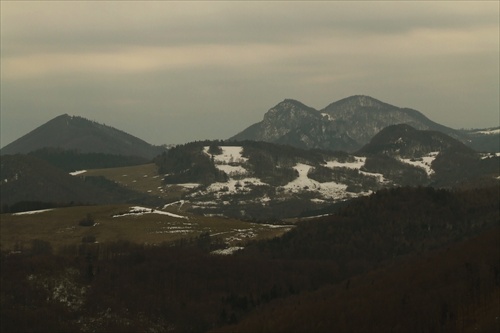 Vršatecké bradlá (asi) z rozhľadne nad Dohňanmi