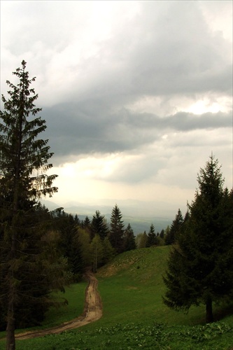 Pohľad od Chaty pod Suchým tesne pred búrkou