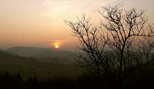 Slnko zapadá nad Lietavským hradom