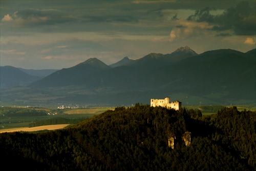 Lietavský hrad, v pozadí Rozsutce