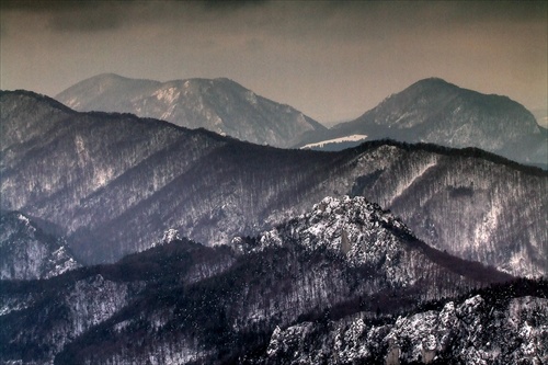 Veľký a Malý Manín, v popredí Súľovský hrad