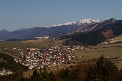 Turie, v pozadí Malá Fatra