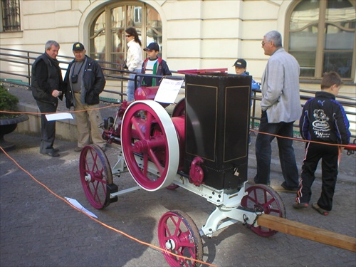 Benzínový motor-retro