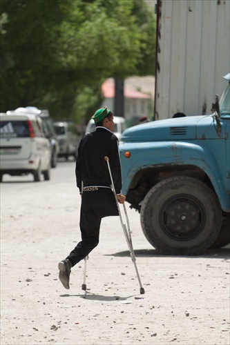 Jednonohy mladenec Khorog - Tajikistan