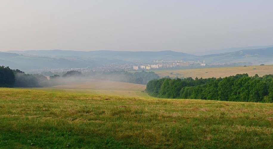 Cez lúky, dolu kopcom, až do mesta