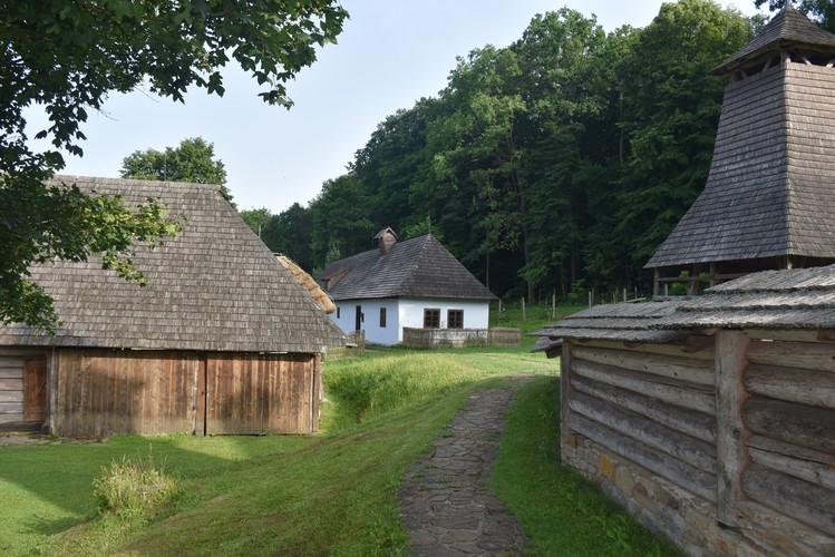 Cestičkou poza humná