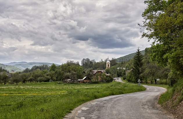 Za zákrutou.