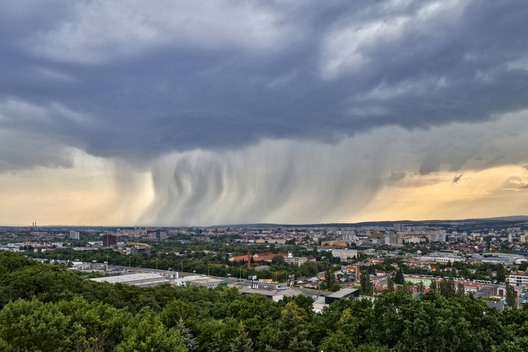 Prichádza búrka.