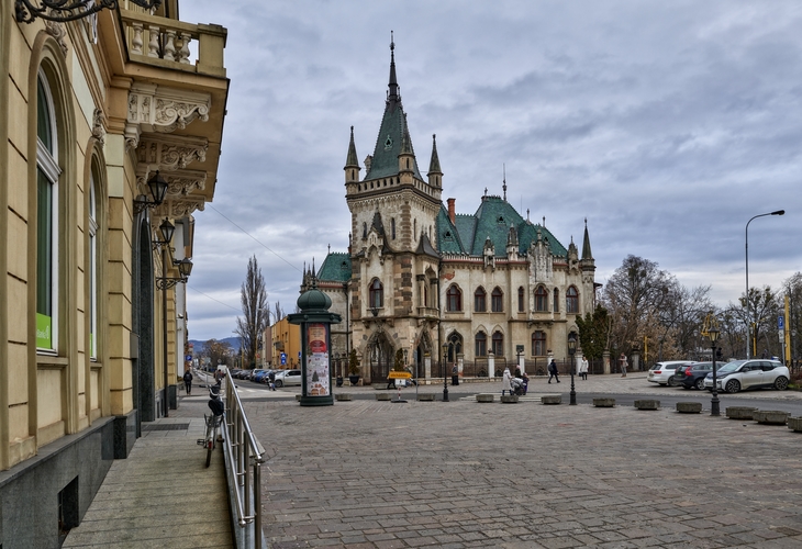 Pri Jakabovom paláci.