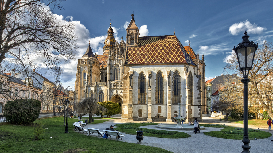 Kostol sv. Michala, vzadu Dóm sv. Alžbety v Košiciach.