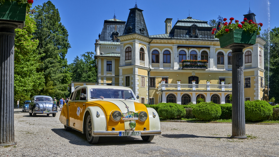 Prototyp Tatra 77, za ňou Tatra 600 Tatraplan.