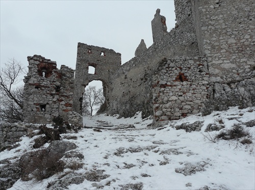 Hrad-Plavecké Podhradie-vstupná brána