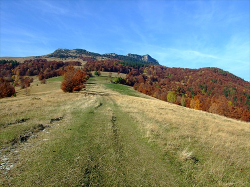 v pozadí Čierny Kameň