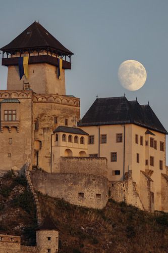 🏰🌕