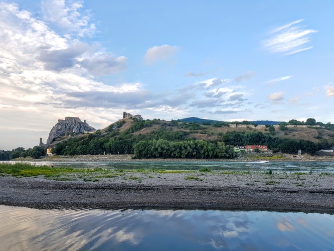 Devín z druhej strany