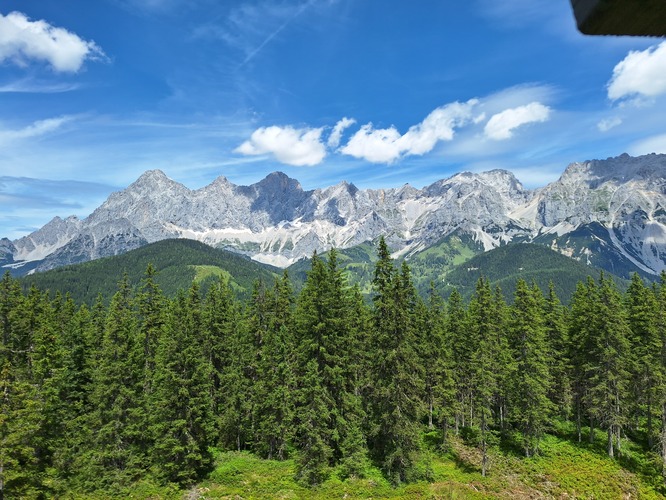 V pozadí Dachstein