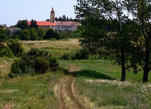 Cez lúku, okolo bránky a...