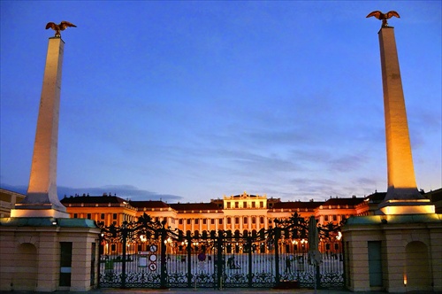 Zamok Schonbrunn vo svetle jednej letnej noci