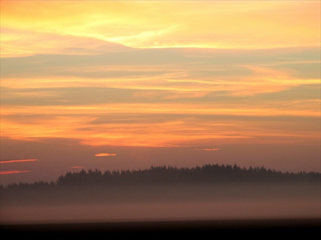 Svitá nad zahmlenou riekou