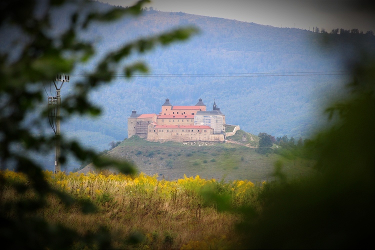 V diaľke hrad