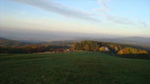 pohľad do šedivých mrakov