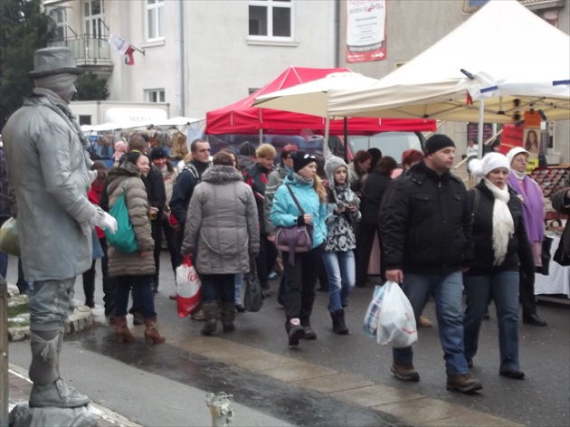 na Ondrejskom jarmoku...živá socha...