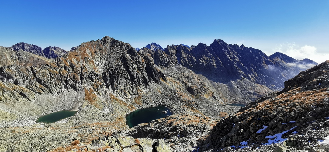 Okrúhle pleso (2105m), Capie pleso a Nižné Kozie pleso (1941m).