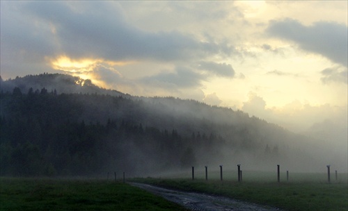 pochmúrny podvečer