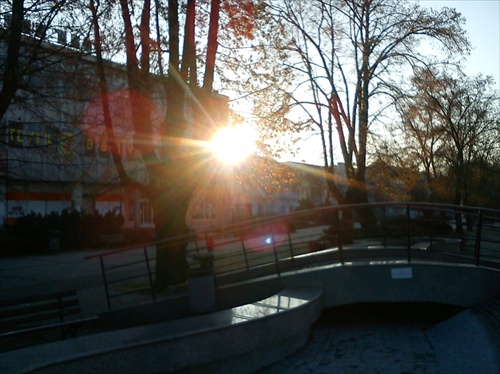 Východ slnka pri fontáne Milana Rastislava Štefánika